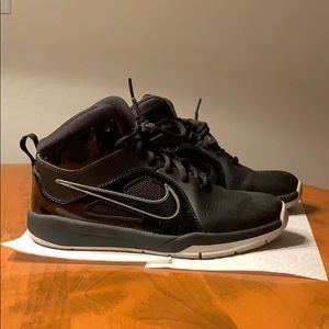 Boys 5.5 Nike Team Hustle D 6